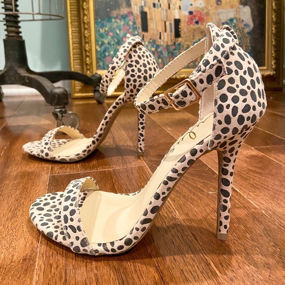 Like New Cheetah Print Strappy Heels 7 US Shoes Sandals 4” Non-skid Pumps - Picture 4 of 7